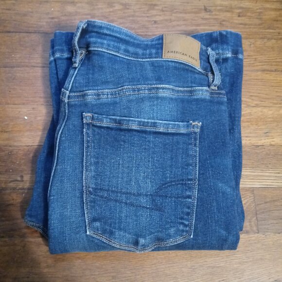 AMERICAN EAGLE stretch super hi-rise flare jeans in Dark Rinse (8 short) - Picture 4 of 13